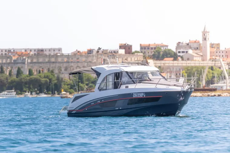 Beneteau Antares 9 Antonia — 25